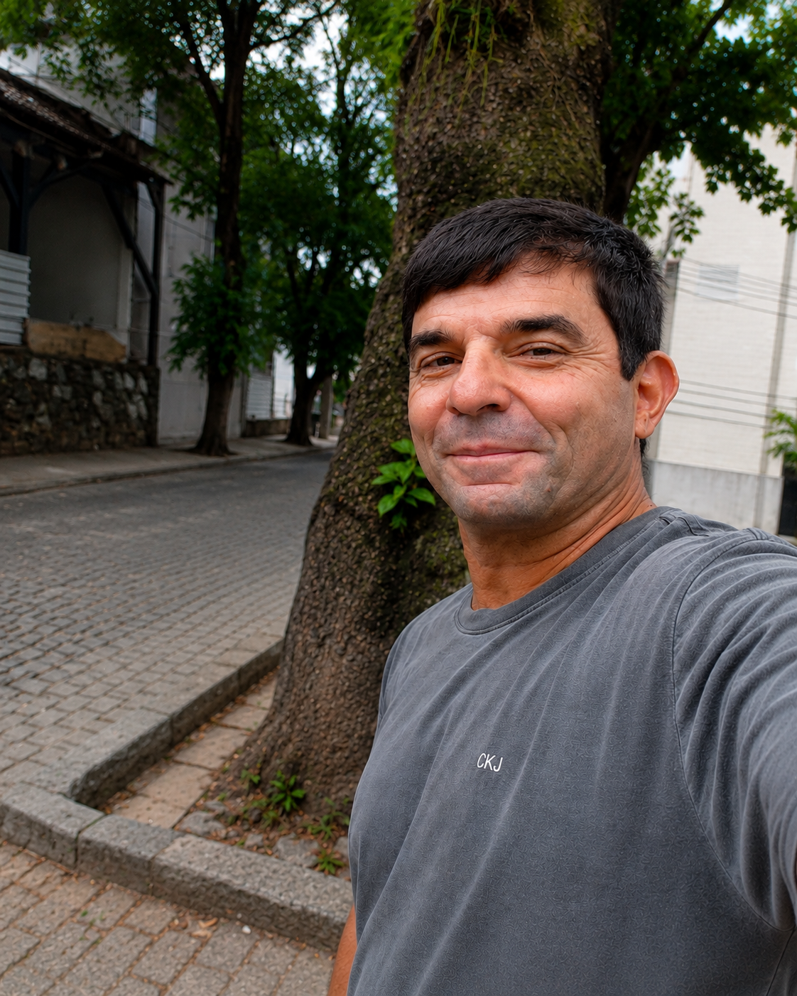 Carlos Ribeiro, guia de turismo credenciado, em uma rua arborizada do Rio de Janeiro